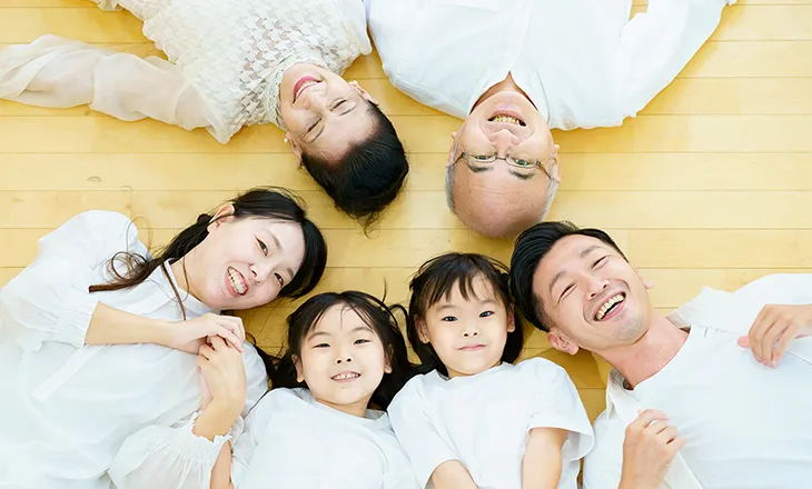 床暖房で温まる家族
