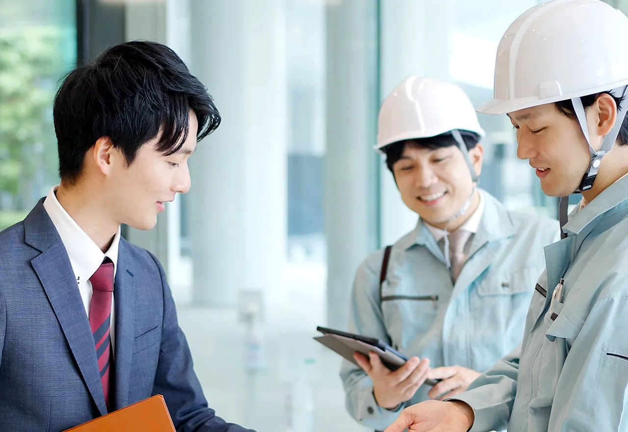 スタッフと打合せする営業