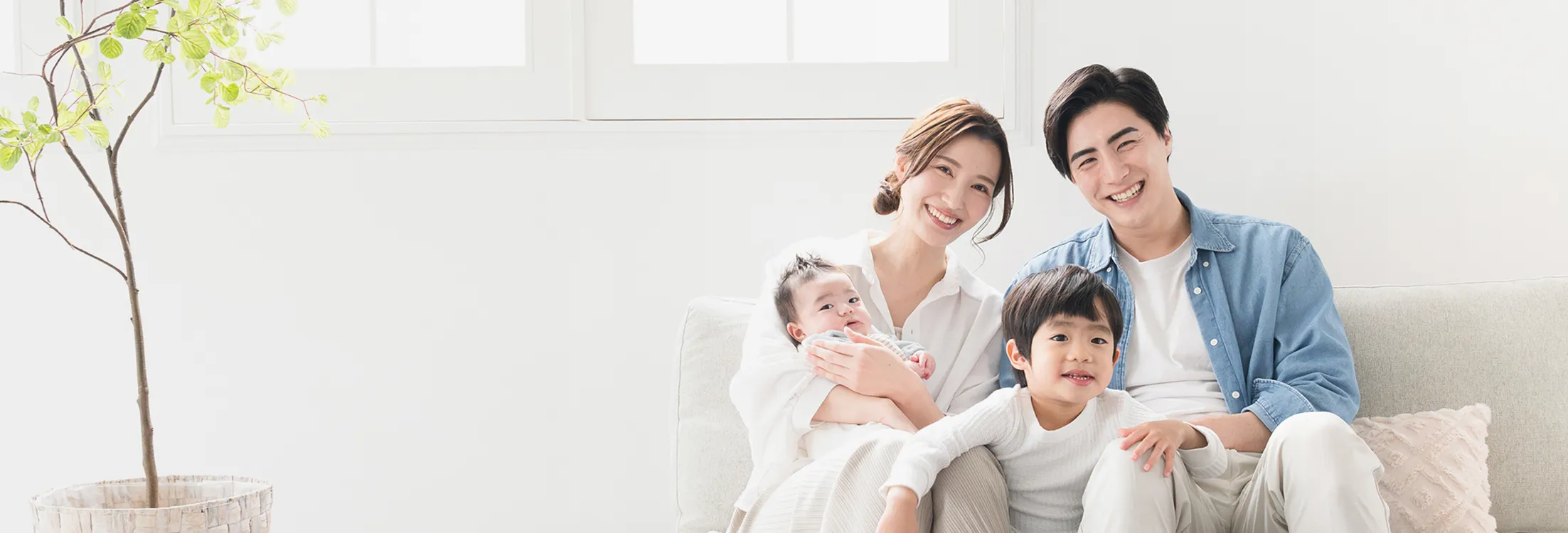 リビングでくつろぐ笑顔いっぱいの家族